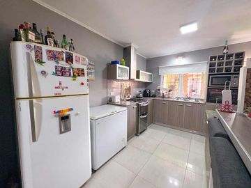 VENTA CASA 3 DORMITORIOS CON PILETA - FISHERTON