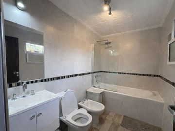 VENTA CASA 3 DORMITORIOS CON PILETA - FISHERTON