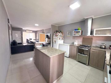 VENTA CASA 3 DORMITORIOS CON PILETA - FISHERTON