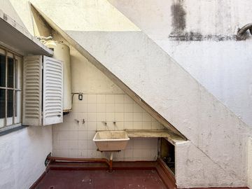 Casa de 3 dormitorios en planta alta con terraza y parrilla