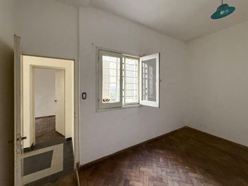 Casa de 3 dormitorios en planta alta con terraza y parrilla