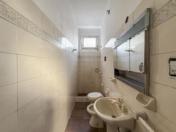 Casa de 3 dormitorios en planta alta con terraza y parrilla