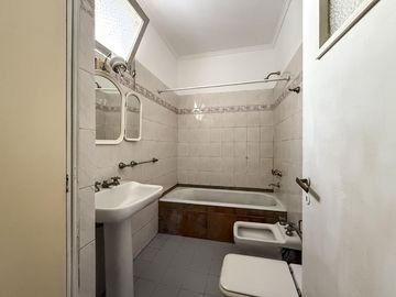 Casa de 3 dormitorios en planta alta con terraza y parrilla