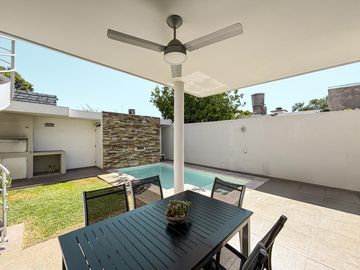 Casa de 3 dormitorios con cocheras, jardín, parrilla y pileta