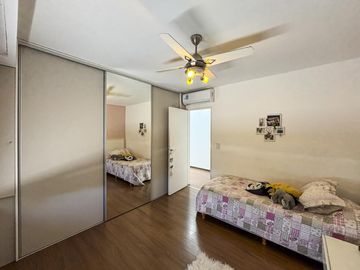 Casa de 3 dormitorios con cocheras, jardín, parrilla y pileta