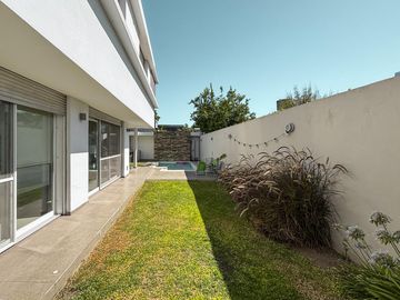 Casa de 3 dormitorios con cocheras, jardín, parrilla y pileta