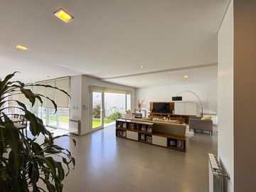 Casa de 3 dormitorios con cocheras, jardín, parrilla y pileta