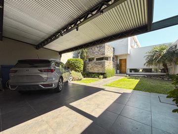 Casa de 3 dormitorios con cocheras, jardín, parrilla y pileta