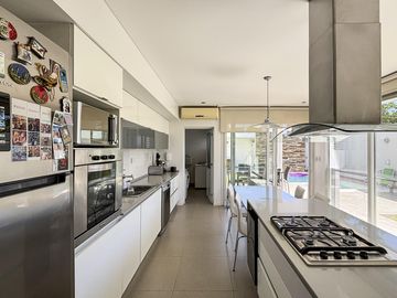 Casa de 3 dormitorios con cocheras, jardín, parrilla y pileta