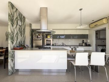 Casa de 3 dormitorios con cocheras, jardín, parrilla y pileta