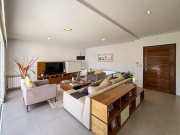Casa de 3 dormitorios con cocheras, jardín, parrilla y pileta