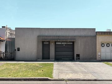 Casa de 3 dormitorios con cocheras, jardín, parrilla y pileta