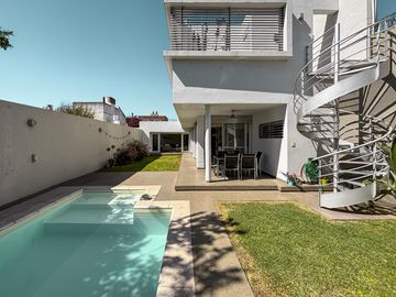 Casa de 3 dormitorios con cocheras, jardín, parrilla y pileta