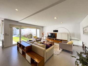 Casa de 3 dormitorios con cocheras, jardín, parrilla y pileta