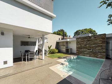 Casa de 3 dormitorios con cocheras, jardín, parrilla y pileta