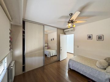 Casa de 3 dormitorios con cocheras, jardín, parrilla y pileta