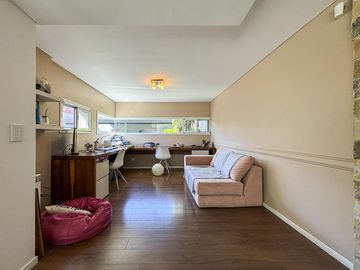 Casa de 3 dormitorios con cocheras, jardín, parrilla y pileta