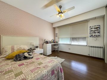 Casa de 3 dormitorios con cocheras, jardín, parrilla y pileta