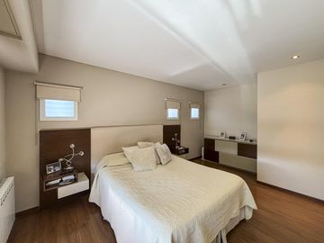 Casa de 3 dormitorios con cocheras, jardín, parrilla y pileta