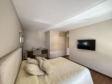 Casa de 3 dormitorios con cocheras, jardín, parrilla y pileta