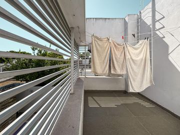 Casa de 3 dormitorios con cocheras, jardín, parrilla y pileta