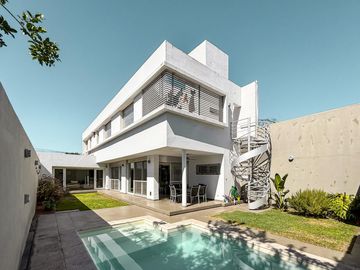 Casa de 3 dormitorios con cocheras, jardín, parrilla y pileta