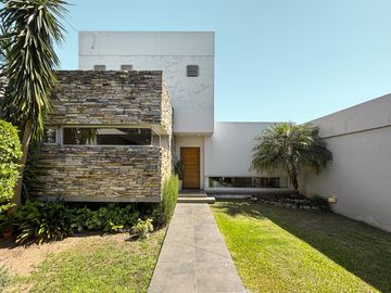 Casa de 3 dormitorios con cocheras, jardín, parrilla y pileta