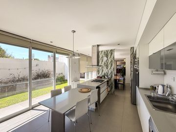 Casa de 3 dormitorios con cocheras, jardín, parrilla y pileta
