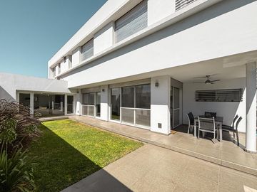 Casa de 3 dormitorios con cocheras, jardín, parrilla y pileta