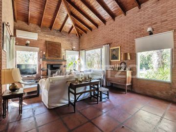 Casa a la venta estilo campo de 5 dormitorios mas playroom - OPORTUNIDAD