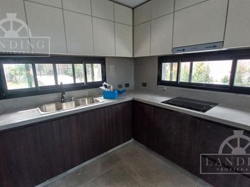 Casa en  El Naudir a laguna orientación oeste 4 / 5 dormitorios más playroom más dep