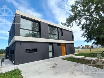Casa en  El Naudir a laguna orientación oeste 4 / 5 dormitorios más playroom más dep