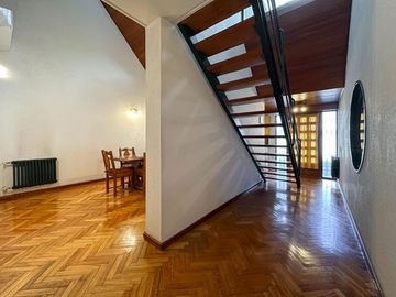 Casa de 3 dormitorios más comodín, cochera y pileta en Pichincha