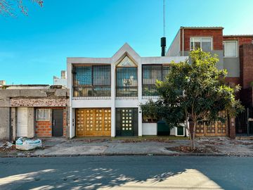 Casa de 3 dormitorios más comodín, cochera y pileta en Pichincha