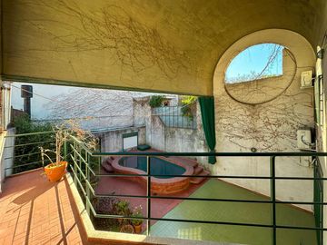 Casa de 3 dormitorios más comodín, cochera y pileta en Pichincha