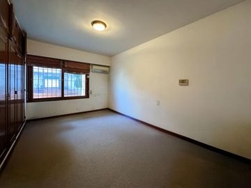 Casa de 3 dormitorios más comodín, cochera y pileta en Pichincha