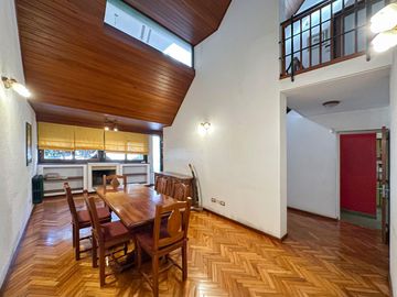 Casa de 3 dormitorios más comodín, cochera y pileta en Pichincha