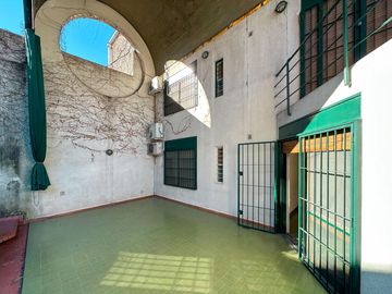 Casa de 3 dormitorios más comodín, cochera y pileta en Pichincha