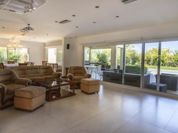 Casa en Venta Amoblada, 7 Ambientes, en Barrio Haras Santa María, Escobar, GBA Norte