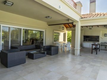 Casa en Venta Amoblada, 7 Ambientes, en Barrio Haras Santa María, Escobar, GBA Norte