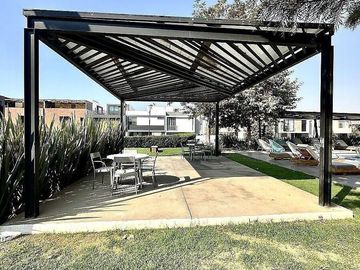 Casa en Venta Dentro de Coto con alberca, Fraccionamiento Solares, Zapopan