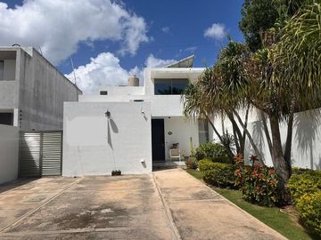 Casa en venta en Conkal, Yucatán, piscina y paneles solares