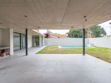 CASA EN VENTA CASTELAR NORTE. CON PILETA Y JARDIN