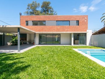 CASA EN VENTA CASTELAR NORTE. CON PILETA Y JARDIN