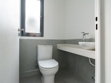 CASA EN VENTA CASTELAR NORTE. CON PILETA Y JARDIN