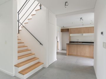 CASA EN VENTA CASTELAR NORTE. CON PILETA Y JARDIN