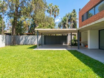 CASA EN VENTA CASTELAR NORTE. CON PILETA Y JARDIN