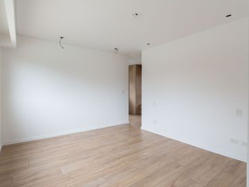 CASA EN VENTA CASTELAR NORTE. CON PILETA Y JARDIN