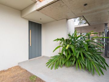 CASA EN VENTA CASTELAR NORTE. CON PILETA Y JARDIN