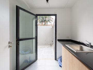 CASA EN VENTA CASTELAR NORTE. CON PILETA Y JARDIN